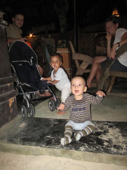 Hannes und Marlene. Die Hautfarbe von Marlene zeigt, dass sie schon länger in Thailand unterwegs ist.