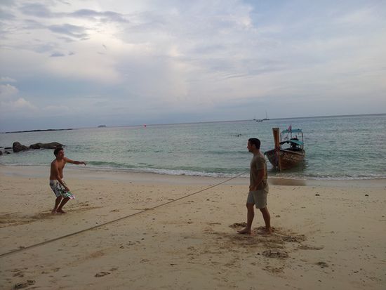 Beachball am Strand.