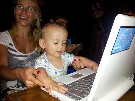 Hannes musste abends noch ein paar wichtige mails beantworten...