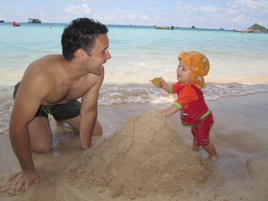 Sandburgen bauen mit Papa macht so viel Spaß und...