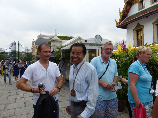 unser guide durch den palast mit einem enormen wissen ueber die geschichte thailand