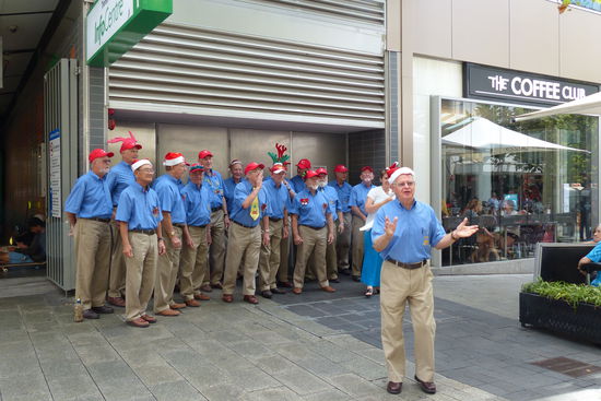 in der ganzen stadt stehen menschen und machen musik. alles dabei von hiphop, rockn roll und vor allem viele mit weihnachtsmusik. bei 30 grad echt ne freude....