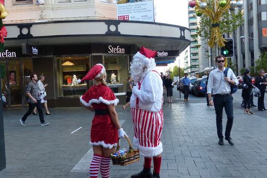 und nen weihnachtsmann gab es auch..., natuerlich mit kurzen hosen