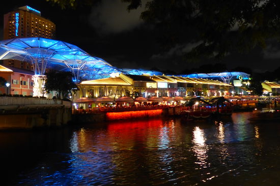 vor unserem hotel am abend