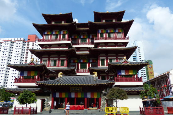 ein hindu tempel zwischen den hochhaeusern