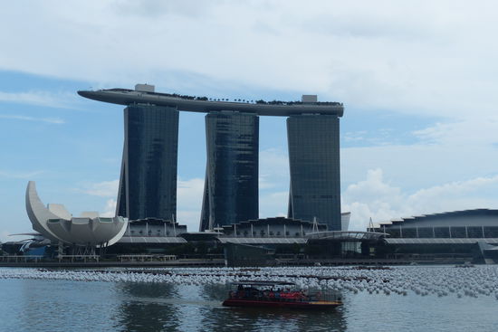 das neue wahrzeichen von singapur( marina bay sands ). oben kann man baden , cocktails schluerfen und sonnen....
