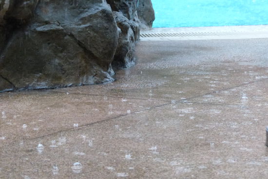 platzregen, von einer minute zur anderen war der pool leer gefegt