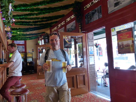 so sehen zwei bier fuer 16 dollar aus. man beachte die farbe ( man sieht jens finger durch das getraenk ) aber bei 35 grad brauch man einfach elektrolyte