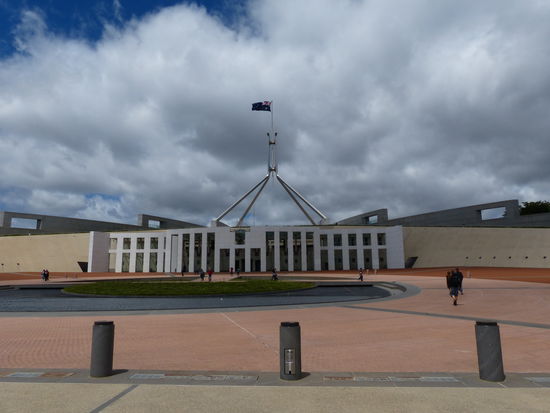 das parlamentgebaeude in der hauptstadt canberra