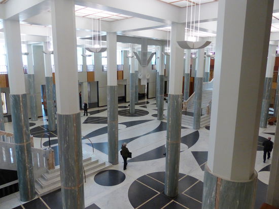 der eingangsbereich im parlamentsgebaeude, alles hat dort eine geschichtliche bedeutung