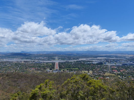 canberra , die hauptstadt australiens. am reissbrett entworfen und sieht dementsprechend kuenstlich aus...