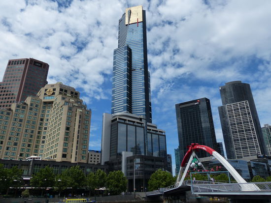 die skyline von melbourne, mit dem hoechsten gebaeude australiens. abends kann man dort vom 88 stock den sonnenuntergang bewundern...