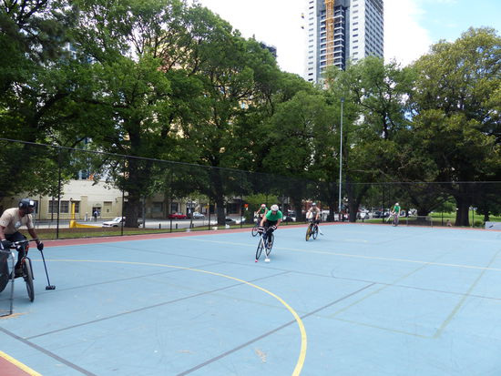 jens hat eine neue sportart entdeckt. fahrrad polo....
