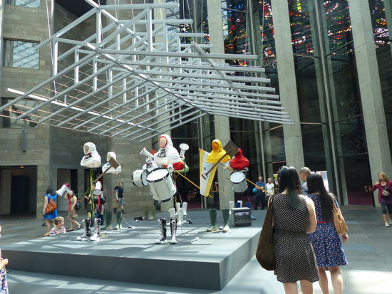 im national gallery of victoria, freier eintritt und man kann einige ausstellungen besuchen, eine sehr kulturelle stadt