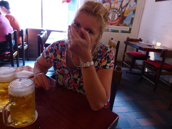 so , zwei mass bier , da sind locker mal 40 dollar weg