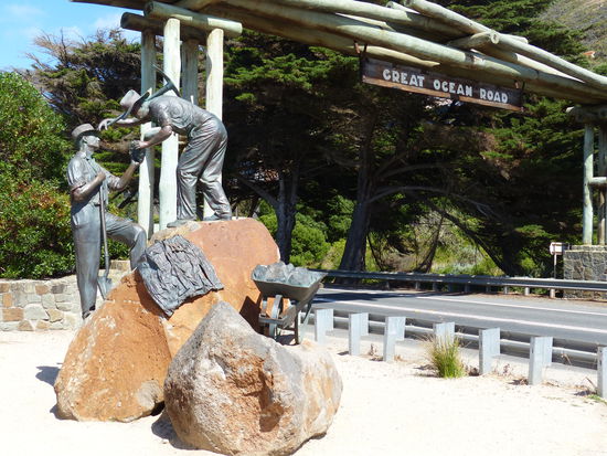 denkmal fuer die erbauer der ocean road, das waren heimgekehrte soldaten aus dem ersten weltkrieg, die das geleistet haben