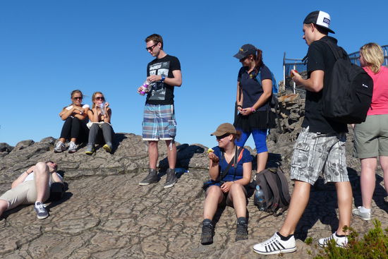 die erschoepfte truppe auf dem gipfel