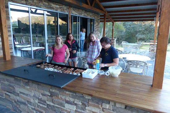 woody grillt fuer uns, wuerste und buletten....