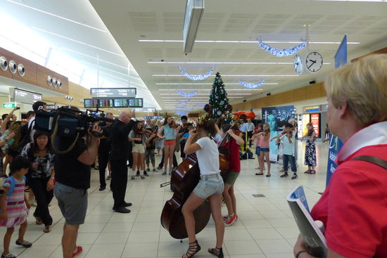 flash mob des adelaide young orchechsters auf dem flughafen in adelaide, abflug nach alice springs