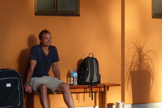 in freudiger erwartung gleich holt uns der bus ab zur nächsten tour richtung uluru u. kings canyon , 6.00 Uhr morgens in der heavy tree outback lodge