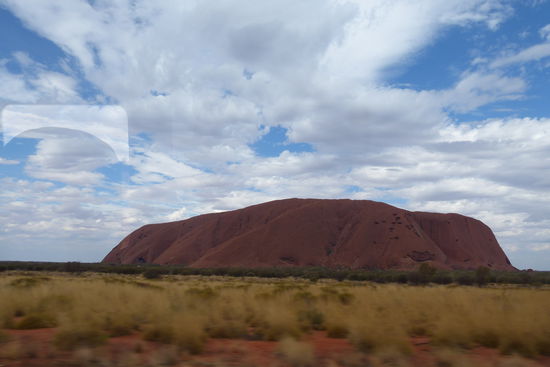 aus dem bus das erste bild vom uluru ( ayers rock )