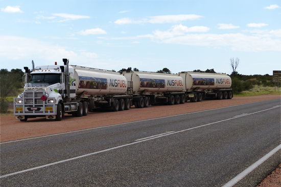 die haben hier so viel platz auf den strassen , da kann man schon mal drei anhaenger mitnehmen , roadtrain bei der rast