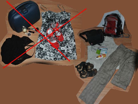 neue prioritäten beim reisegepäck: trekking-sandalen statt highheels, cargo-hosen statt minikleidchen, durchfalltabletten statt lippenstift
