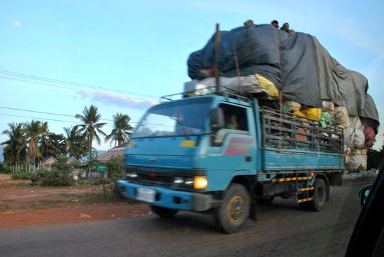 NEIN, das war nicht unser taxi! ist aber hier eine normale beladung eines fahrzeuges und die mitfahrer passen ja auch noch oben drauf.