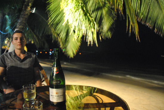 endlich angekommen! bungalow o.k., palmen, sand und meer vor der tür - so erleben wir die letzten stunden 2012.