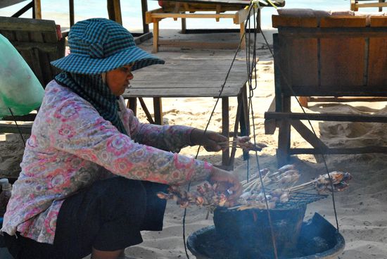 frische kleine tintenfische werden vor uns gegrillt.