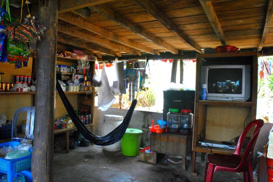der laden. trotz aller armut - fernseher gibt es tatsächlich fast in jeder hütte.