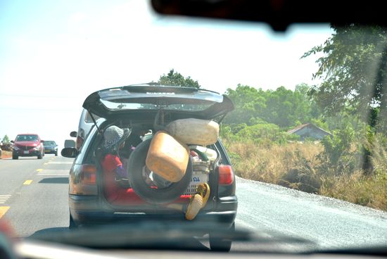 wenn IM auto kein platz mehr für mitfahrer ist, bleibt immer noch "ganz hinten"