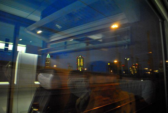 Frankfurt aus dem fahrenden zug im morgengrauen