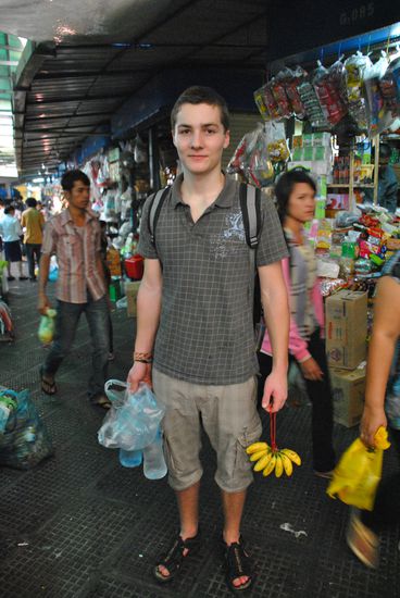 die ersten markteinkäufe auf "nummer sicher": wasser und bananen 