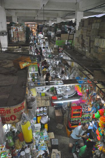 Russian Market - von einer Treppe aus von oben - in den Gängen muss man völlig frei von Platzangst sein!!