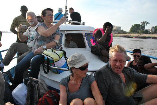 nein, kein flüchtlingsboot, sondern der vordere Teil eines langen schnellbootes, das aussah wie ein aus alten blechteilen zusammen geschweißtes u-boot.