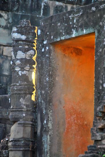 die untergehende sonne hinter steinen sorgt für manchen wunderschönen "lichtblick"