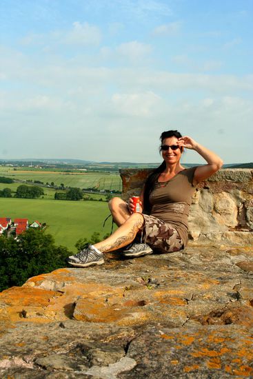 Prosecco in der Morgensonne auf einer Burgmauer mit Weitblick - auch Deutschland kann sehr schön sein 