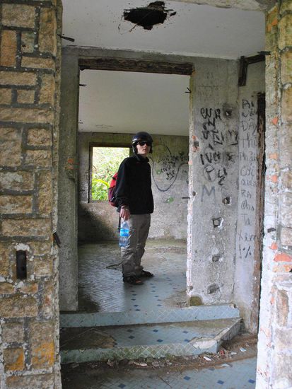 Helm vergessen abzusetzen? Nö, Sicherheit in alten Gebäuden!