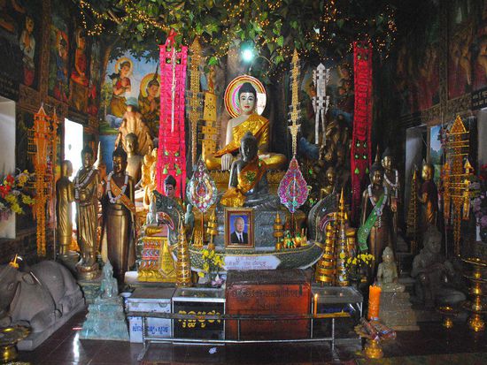 der überladenen Tempel... alles blinkte...