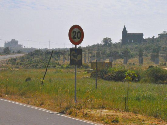 zu Fuß in glühender Hitze zur Kirche...was sagt uns dieses Schild? 20 Betten in der Kirche???