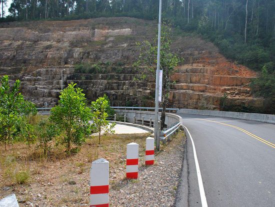 an manchen Stellen sind Teile der alten Straße noch zu sehen.
