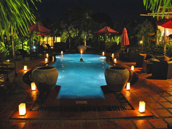 Ein Bad im Pool auch bei Nacht und romantischer Beleuchtung schööön.