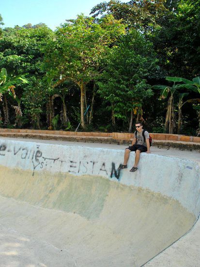 Skater-Pool im Dschungel: vorhanden! funktioniert bestimmt auch....Kai sehr traurig, weil sein BMX NICHT VORHANDEN 