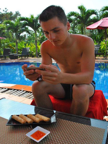 wollte Kai das Essen fotografieren oder hat er vor lauter Chat nicht mitbekommen, dass es bereits vor ihm steht???