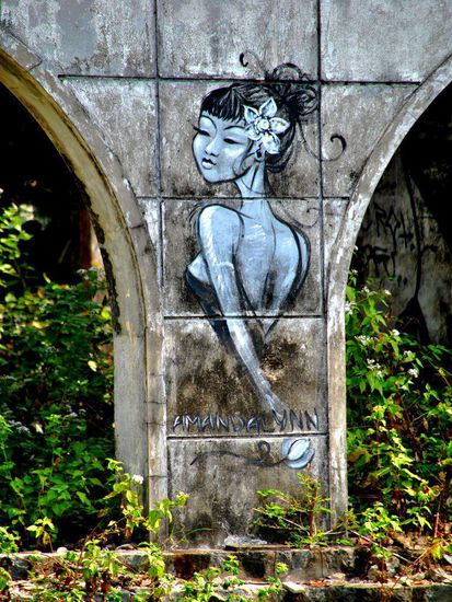 graffity irgendwo auf diesen Mauern, die von der Natur immer mehr eingenommen werden