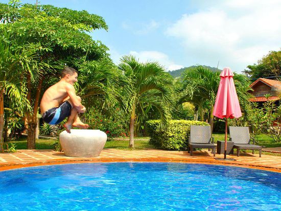 der letzte Sprung in den Pool