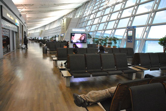 keine Liegen mehr frei im Relax-Bereich, aber junge Menschen können (fast) überall schlafen ...