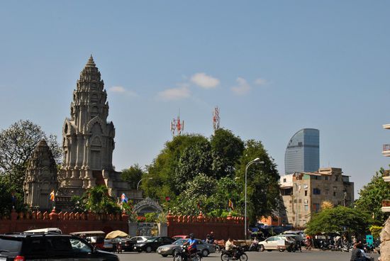 Welche gegensätzlichen Gebäude in einem Blickfeld: 
ganz alt / nur alt / ganz neu