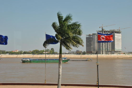 Ausblick von der Pizza Company: interessant: die Boote flußabwärts scheinen leer zu sein, während die flußaufwärts fahrenden Boote zu schwer beladen sind, dass sie kaum noch aus dem Wasser schauen (hier begegnen sich gerade zwei)